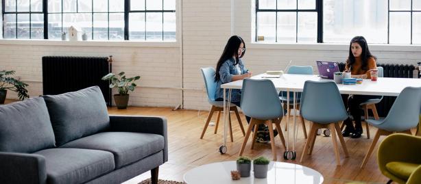 bureau dans un espace de travail partagé