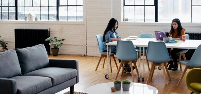 bureau dans un espace de travail partagé